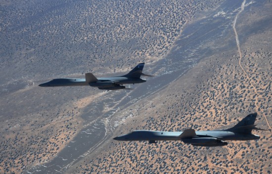組圖:美空軍公開B-1B轟炸機群空中訓練照