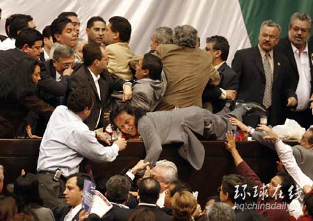 為確保總統(tǒng)就職儀式 墨執(zhí)政黨議員大打出手搶占講臺