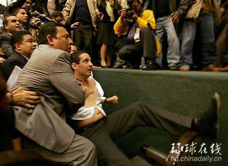 為確保總統(tǒng)就職儀式 墨執(zhí)政黨議員大打出手搶占講臺