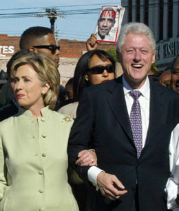 希拉里夫婦和奧巴馬“撞選” 互相贊揚不“牽手”