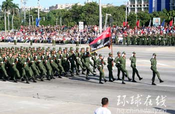 圖:古巴舉行盛大閱兵式紀(jì)念建軍50周年