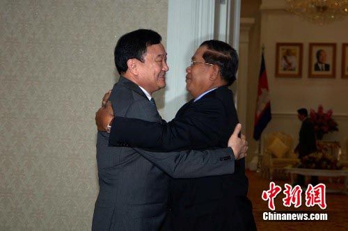 泰前總理他信訪問柬埔寨 與柬首相洪森擁抱會面