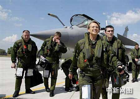 法國女國防部長駕駛新型戰(zhàn)機(jī)遨游藍(lán)天