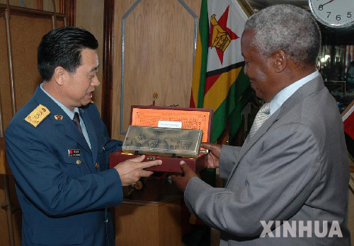 津巴布韋防長會(huì)見中國高級軍事代表團(tuán)
