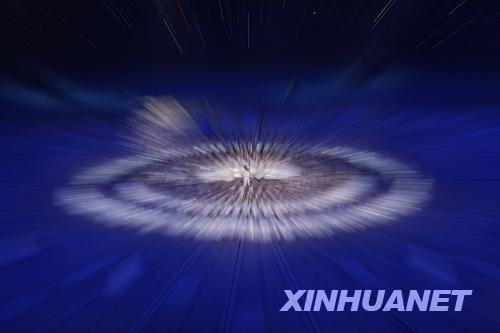 9月6日，北京2008年殘奧會(huì)開(kāi)幕式在國(guó)家體育場(chǎng)“鳥(niǎo)巢”舉行。這是聾人舞蹈演員在開(kāi)幕式上表演舞蹈《星星，你好》。
