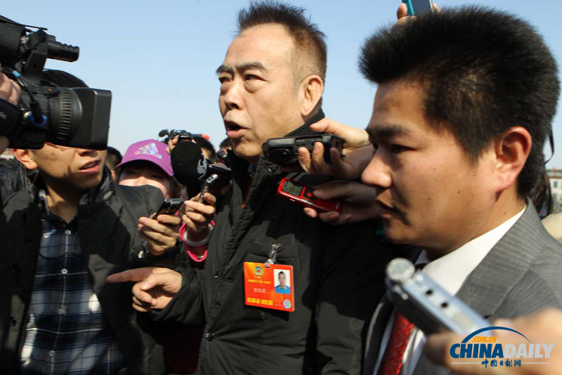 全國政協(xié)委員遭遇媒體記者圍堵采訪
