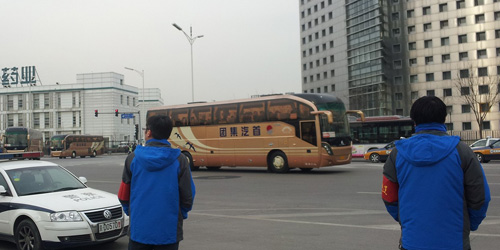 本網(wǎng)記者親身體驗(yàn)兩會“不封路”:交警加強(qiáng)疏通獲肯定