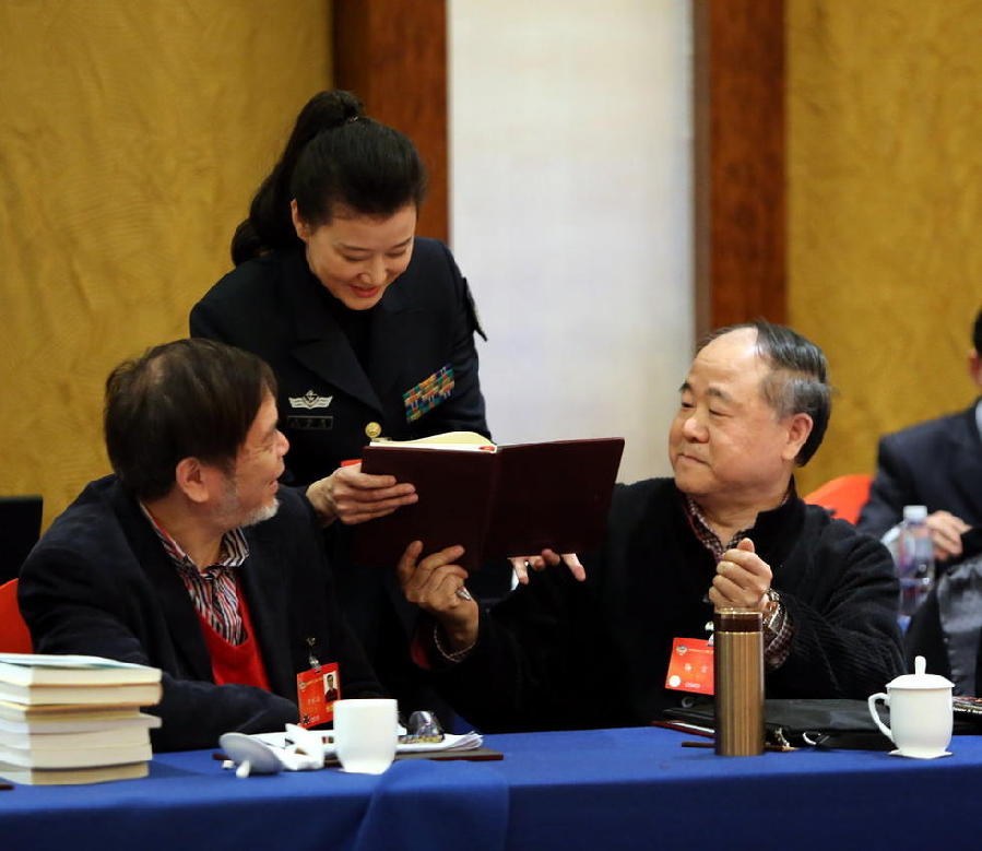 宋祖英利用會議間隙 向莫言索要畫冊簽名