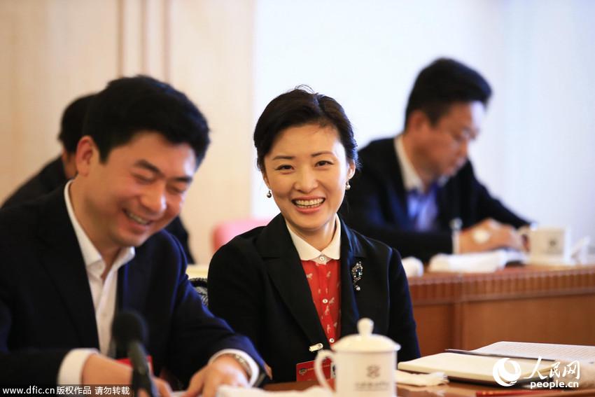盤(pán)點(diǎn)兩會(huì)上的央視女主播：周濤笑容很迷人