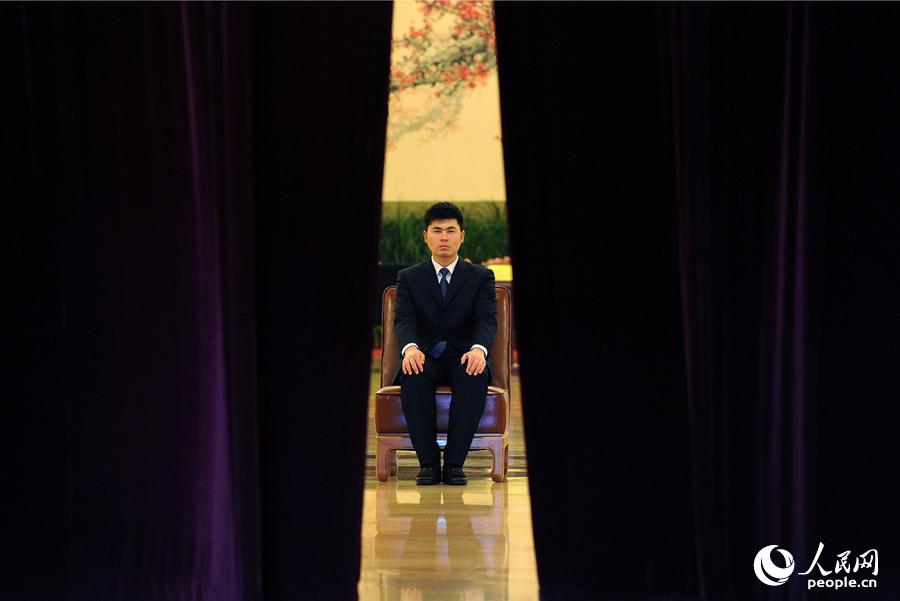 探秘兩會(huì)安保“黑衣人”