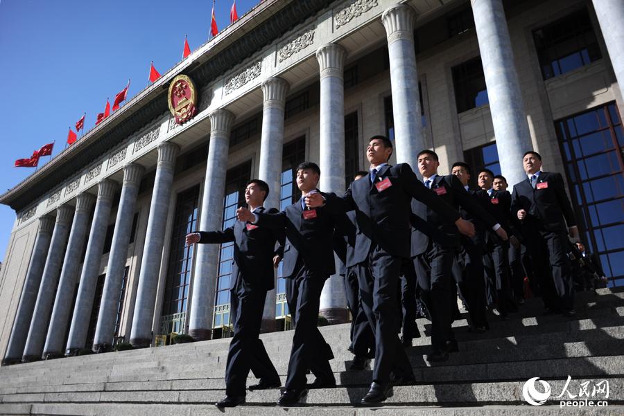 探秘兩會(huì)安保“黑衣人”