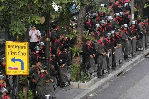 泰政府重兵把守曼谷金融中心 紅衫軍欲請(qǐng)聯(lián)合國(guó)監(jiān)督
