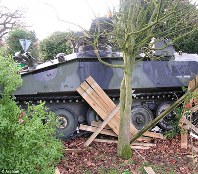 英軍發生雷人交通事故 裝甲車撞壞民宅拋錨