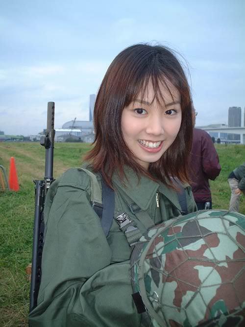 日本陸上自衛(wèi)隊請模特拍宣傳海報提升形象