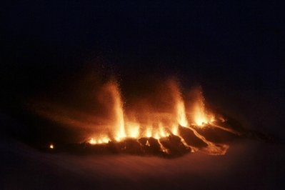 冰島火山爆發 450人被疏散