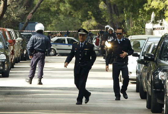 雅典連連接到炸彈包裹 議會外和多國使館發生爆炸