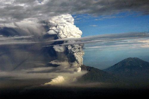印尼默拉皮火山一夜奪78命 總統稱將強制居民撤離