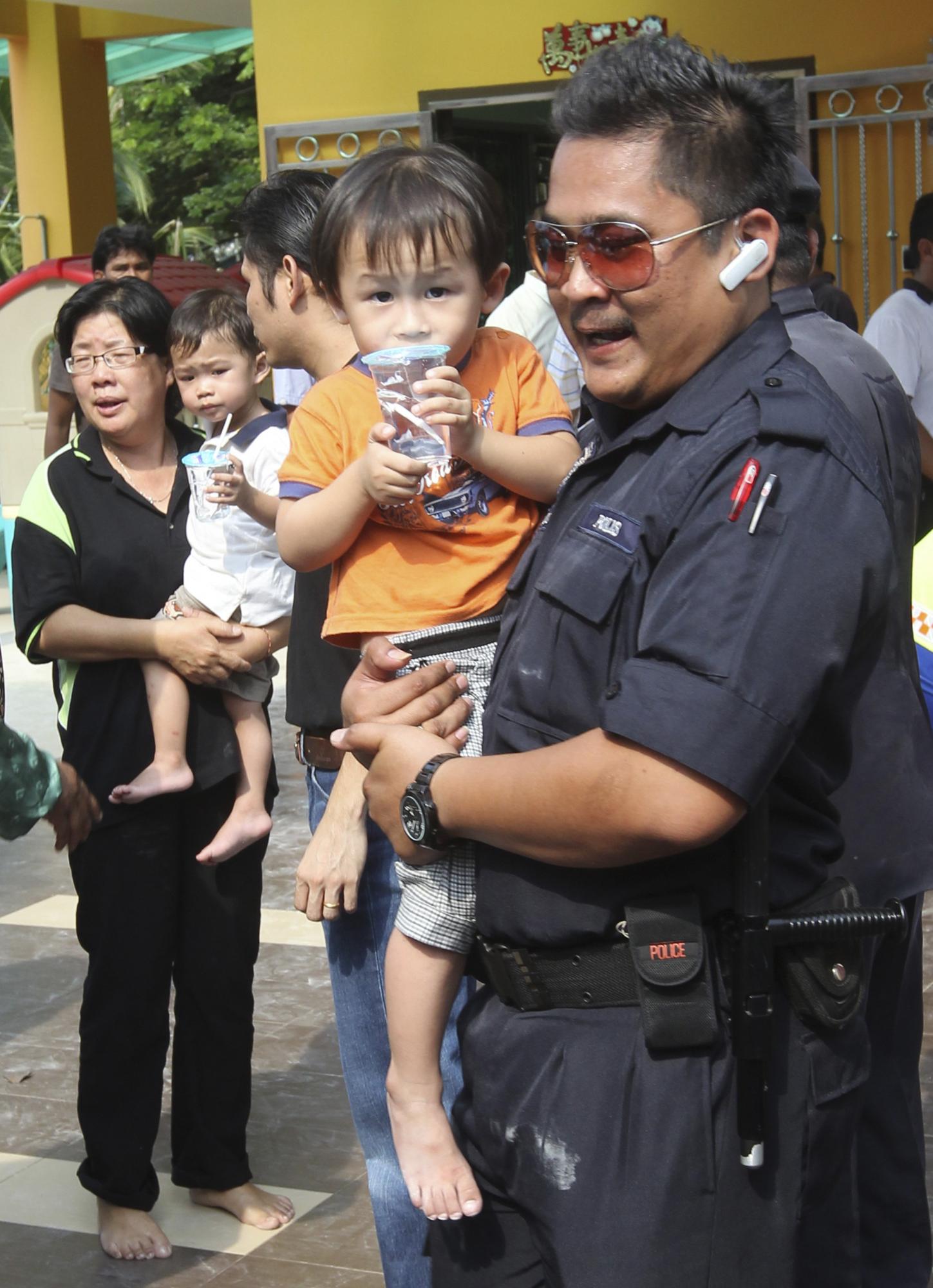 馬來西亞男子持鐵錘劫持30名幼童 人質獲救劫匪頭部中彈