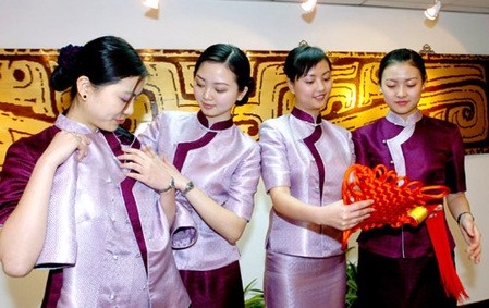 當(dāng)各地空姐遇到旗袍 誰最美？
