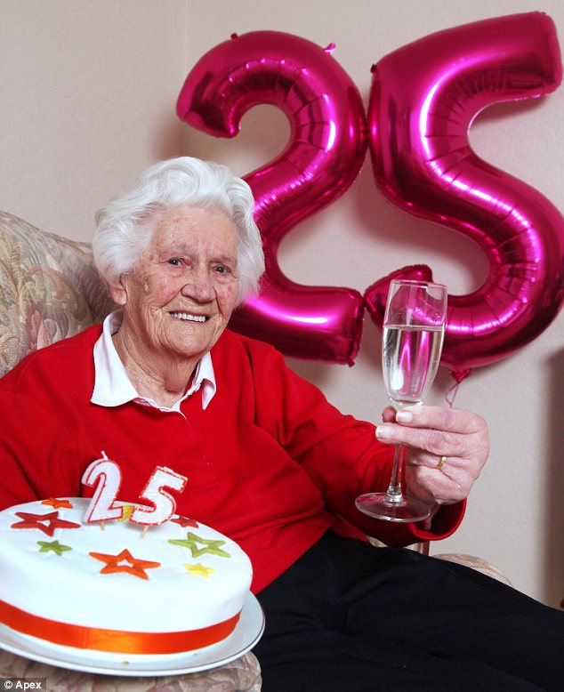 英閏年生百歲老人迎來(lái)第25個(gè)生日 生活規(guī)律健康樂(lè)觀