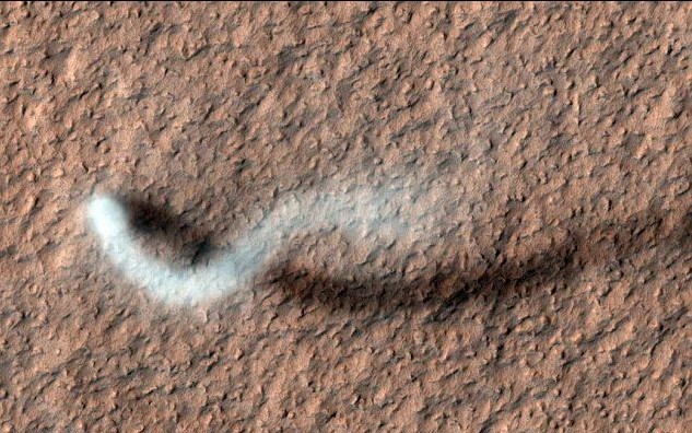 NASA探測器照相機(jī)拍到火星表面塵旋風(fēng)清晰照片