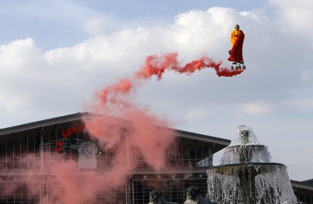 中國(guó)藝術(shù)家巴黎變身得道高僧 腳踩紅煙上演“懸空”秀