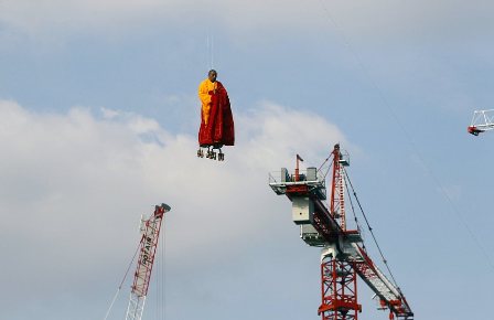 中國(guó)藝術(shù)家巴黎變身得道高僧 腳踩紅煙上演“懸空”秀