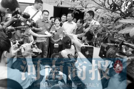 女航天員成關(guān)注焦點(diǎn) 30多家媒體采訪劉洋父母
