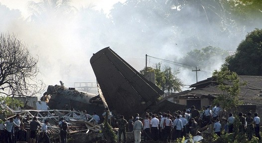 印尼空軍飛機(jī)墜入首都軍方住宅區(qū) 致10人死亡