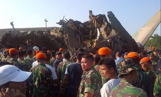印尼空軍飛機(jī)墜入首都軍方住宅區(qū) 致10人死亡