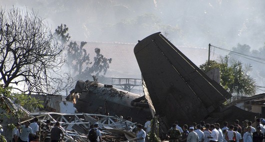 印尼空軍飛機(jī)墜入首都軍方住宅區(qū) 致10人死亡