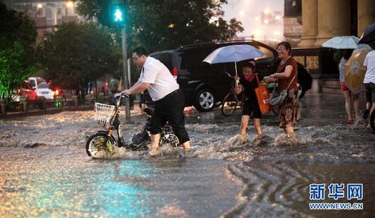 河南洛陽“白領(lǐng)哥”雨中助人走紅網(wǎng)絡(luò)