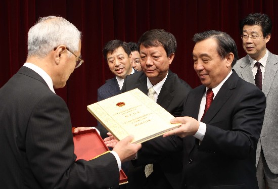 國新辦主任王晨為日本創(chuàng)價(jià)大學(xué)中國圖書館揭牌