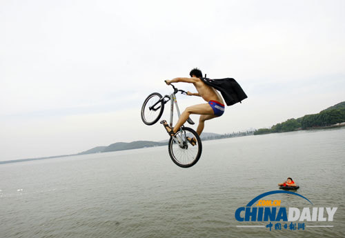 武漢極限運動愛好者“跳湖”度夏