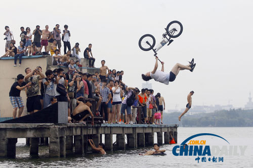 武漢極限運(yùn)動(dòng)愛(ài)好者“跳湖”度夏