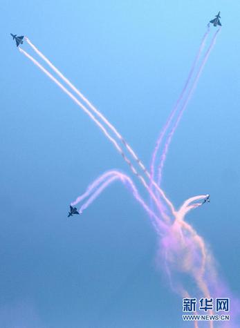 空軍八一飛行表演隊和跳傘隊聯(lián)袂獻(xiàn)藝