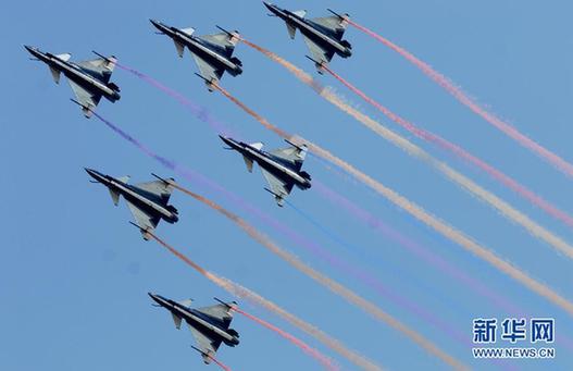 空軍八一飛行表演隊和跳傘隊聯(lián)袂獻藝