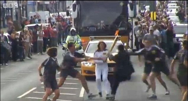 奧運火炬?zhèn)鬟f再遇搶奪事件 倫敦安保進入全面警戒狀態(tài)