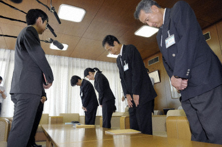日本男孩因遭同學(xué)欺凌自殺 當(dāng)?shù)厥虚L(zhǎng)道歉平眾怒