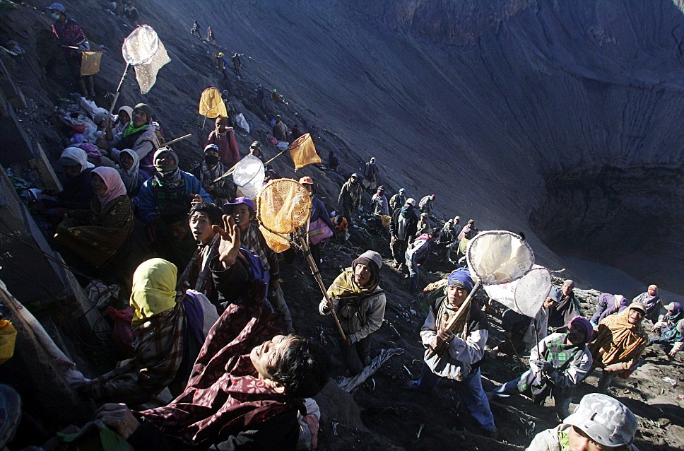 印尼奇特祭祀習俗 數百民眾火山口搶供品