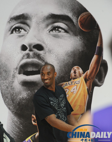 NBA巨星科比抵達武漢 與球迷零距離接觸