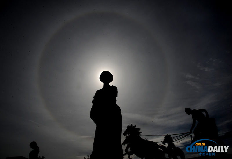 山東棗莊天空現(xiàn)“日暈”天象 太陽戴上彩色項圈