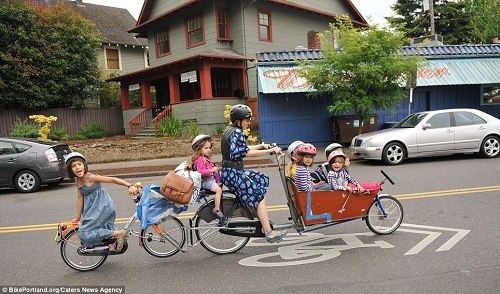美國媽媽巧改自行車 同時送6個子女上學(圖)