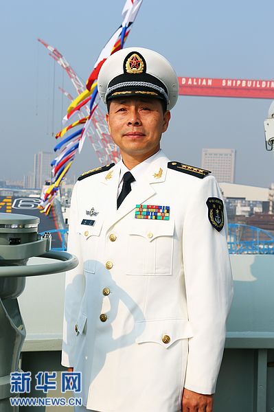 我國首艘航空母艦正式交付海軍 胡錦濤登艦視察