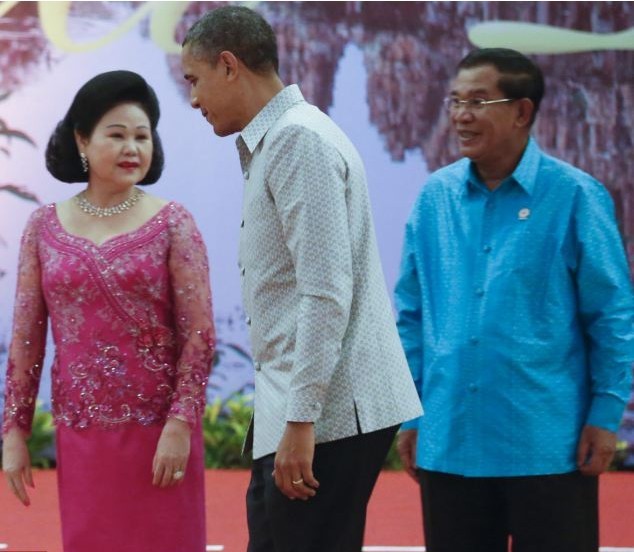 對奧巴馬不敬？美媒稱柬埔寨首相夫人行禮“留一手”