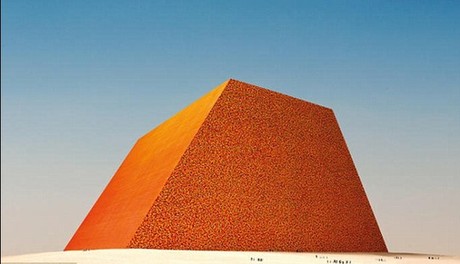 美藝術家擬建世界最大平頂金字塔 耗資2.12億英鎊動用40萬個油桶