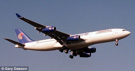 乘客私自攜蛇登機(jī)被咬 埃及航班緊急迫降機(jī)場