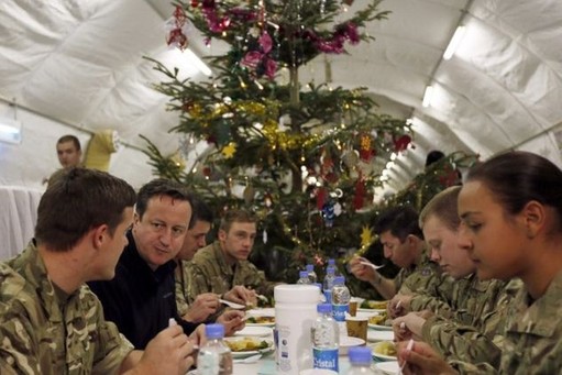 火雞、美食、桌球賽 卡梅倫突訪英駐阿基地與士兵共迎圣誕節(jié)