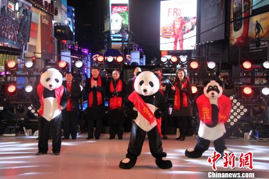 中國(guó)文化元素再度綻放美國(guó)紐約新年慶典