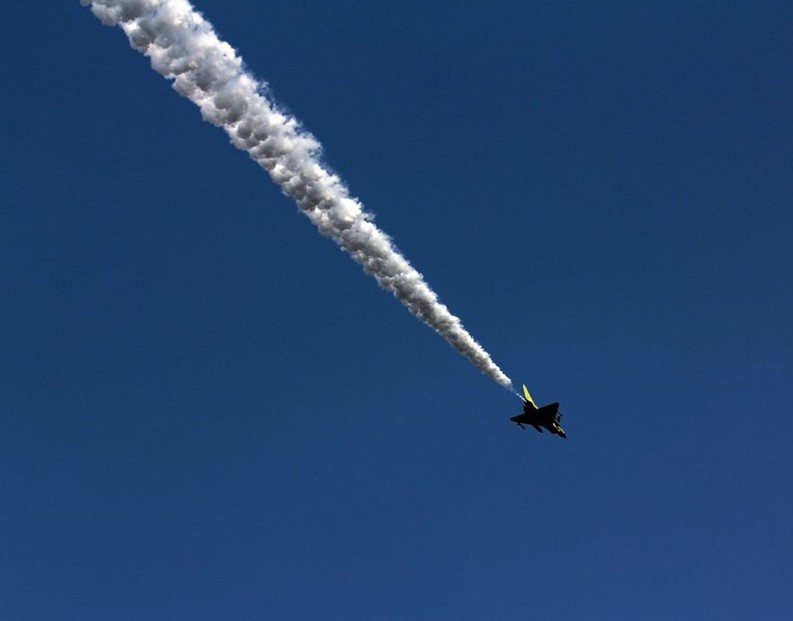 震撼！殲-10戰機試飛時空中放油[組圖]